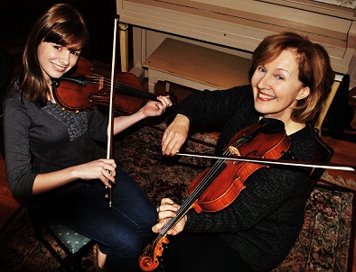 Laurel Martin and her apprentice Natalya Kay Trudeau, County Clare style fiddling, 2010; Westford, Massachusetts; Photography by Maggie Holtzberg