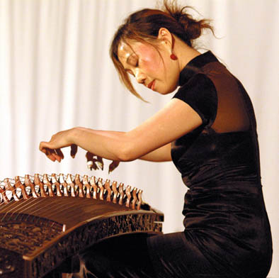 Qin Jun performing on the guzheng, Chinese guzheng playing, ; ;